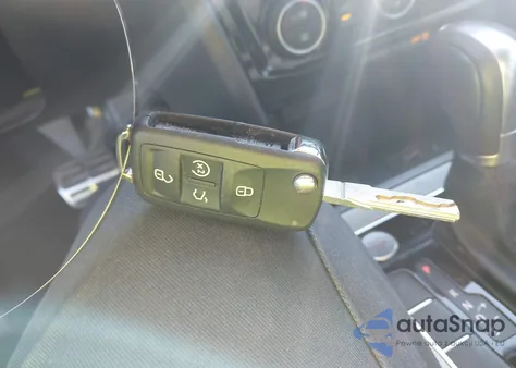 2021 Volkswagen Passat 2.0T R-Line z USA, uszkodzony, nr VIN 1VWMA7A38MC005481